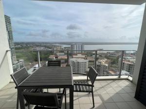 Parveke tai terassi majoituspaikassa Sky high with harbour views