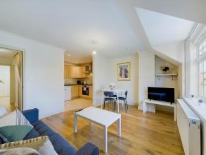 sala de estar con sofá y mesa en Duplex Redhill town centre Apt by Livingo Stays en Redhill