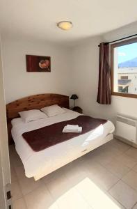 Tempat tidur dalam kamar di Hameau des Sources par Montbrun Locations