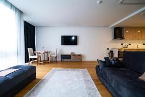 una sala de estar con un sofá y una mesa en Prime İstanbul Residances Deluxe King Studio, en Estambul