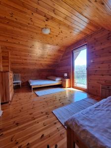เตียงในห้องที่ Morenowa Dolina Rusinowo