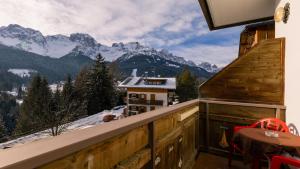 uma varanda com vista para uma montanha coberta de neve em HOTEL DOLOMITI di De Martin D Oscar em Comèlico Superiore