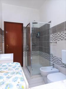 e bagno con doccia, servizi igienici e lavandino. di Torrenova B&B a Cirò Marina