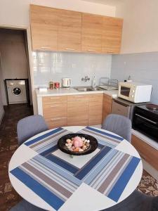 uma cozinha com uma mesa com uma tigela de comida em Plovdiv Top Center 2 Bdrm Apartment, 5min from Central Square & Garden, FREE Parking em Plovdiv