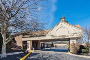 Un edificio con un cartel que dice registro de huéspedes. en Wyndham Garden York, en York