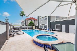 einen Pool mit Whirlpool auf einer Terrasse in der Unterkunft La Quinta Inn & Suites by Wyndham Pharr RGV Medical Center in Pharr