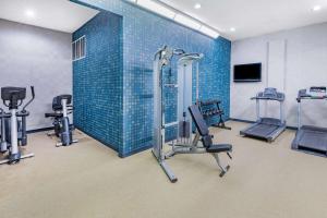 einen Fitnessraum mit Laufbändern und einer blau gefliesten Wand in der Unterkunft La Quinta Inn & Suites by Wyndham Pharr RGV Medical Center in Pharr