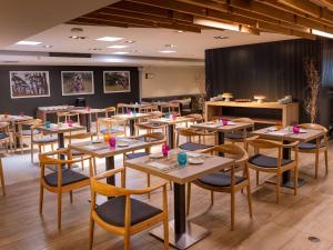 Mercure Concepcion في كونثبثيون: غرفة طعام مليئة بالطاولات والكراسي