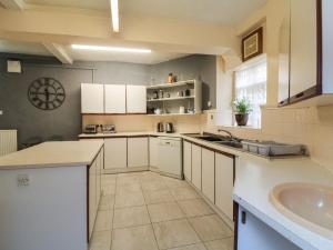 cocina grande con fregadero y encimera en Beaufort House, en Ilfracombe