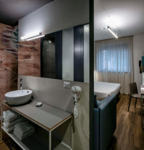 a bathroom with a sink and a mirror at Best Western Hotel Corsi in Torrimpietra