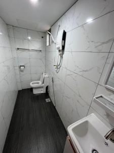 uma casa de banho com um WC e um lavatório em Homestay Suria em Kuala Kangsar
