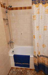 uma casa de banho com uma cortina de chuveiro e uma banheira em Plovdiv Top Center 2 Bdrm Apartment, 5min from Central Square & Garden, FREE Parking em Plovdiv