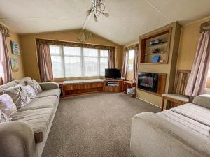 O zonă de relaxare la Superb Caravan At Kessingland Beach In Suffolk, Sleeps 8 Ref 90015bc