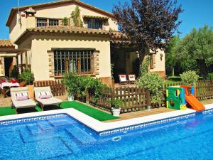 een huis met een zwembad voor een huis bij Preciosa villa cerca playa Gran jardín piscina privada vallada y barbacoa Wifi in Tarragona
