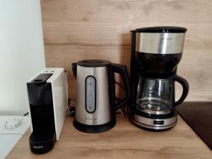 Příslušenství pro přípravu čaje a kávy v ubytování Air-conditioned, quiet Apartment - center of Sankt Pölten - Smart TV