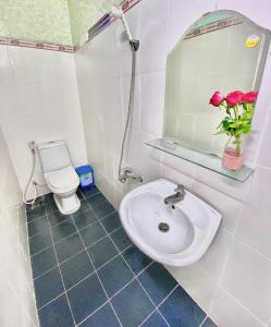 a bathroom with a sink and a toilet and a mirror at THANH THẢO MOTEL in Vung Tau