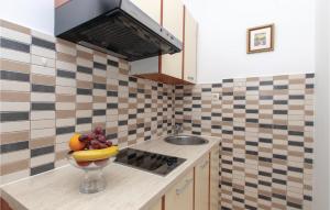 a kitchen with a bowl of fruit on a counter at Gorgeous Apartment In Orebic With Wifi in Orebić