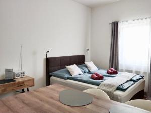 Un dormitorio con una cama con almohadas rojas. en Ruhiges Ferienapartment mitten im Zentrum Sankt Pölten en Sankt Pölten