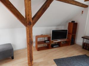 uma sala de estar com uma televisão e uma mesa em LANDHAUS LAAVE FERIENWOHNUNG 