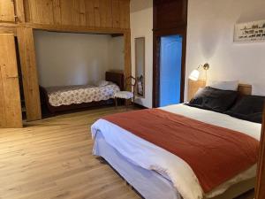 une chambre avec un grand lit dans une pièce dans l'établissement appartement château de la Comtesse, à Saint-Gervais-les-Bains