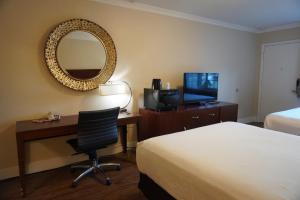 Μια τηλεόραση ή/και κέντρο ψυχαγωγίας στο Rose Garden Inn +35 φωτογραφίες