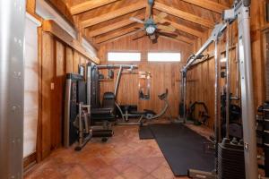 un gimnasio con equipamiento de ejercicio en un edificio de madera en Stunning Tampa Bay Waterfront House with Pool & Boat, en Riverview