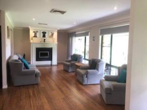 sala de estar con 3 sillas y chimenea en Kangoo - Peacefull tree lined property, wildlife, en Mount View