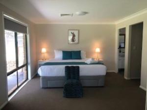 Un dormitorio con una cama grande y una ventana en Kangoo - Peacefull tree lined property, wildlife, en Mount View