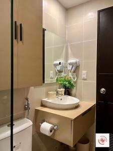 La salle de bains est pourvue d'un lavabo et d'un miroir. dans l'établissement Jhezzstuffs staycation, à Iloilo