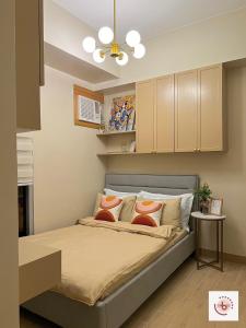 una camera con letto e ventilatore a soffitto di Jhezzstuffs staycation a Città di Iloilo