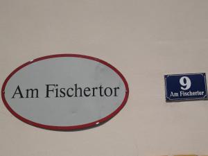 un cartel en una pared que dice un bombero en Kleine Ferienwohnung mit Garten en Baden