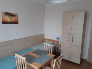 Habitación pequeña con mesa y cama en Akacja, 