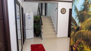 un couloir avec des escaliers et un tapis rouge dans l'établissement Casa Sebastian, à Costinesti