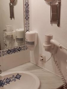 a bathroom with a mirror and a toilet and a sink at Apartamento Zahara in Zahara de los Atunes