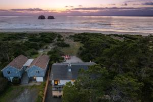 una vista aerea di una casa sulla spiaggia di On The Rocks a Rockaway Beach