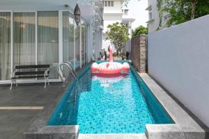 een zwembad met een opblaasbaar vlot in het water bij GeorgeTown PrivatePool Snooker 25Pax BBQ in George Town