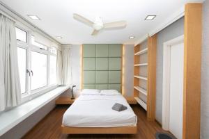 een slaapkamer met een bed en een groot raam bij GeorgeTown PrivatePool Snooker 25Pax BBQ in George Town +33 foto's