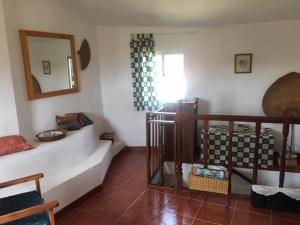 - un salon avec un canapé et un miroir dans l'établissement AL Miradouro do Outeiro, à Guarda
