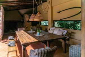 波托爾的住宿－Premier Villa Rental in Mallorca Es Barranc Vell，一间带木桌和椅子的用餐室