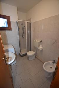 a bathroom with a shower and a toilet and a sink at Bilocale SABBIA 3 - Zona mare con terrazza, clima e posta auto in Marina di Campo