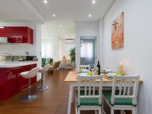 a kitchen and dining room with a table and chairs at City Family Ciudad Jardín in Las Palmas de Gran Canaria