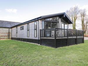 a modular house with a large deck on a yard at Manor Farm Lodge in Salisbury