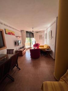 a living room with a couch and a table at Apartamento Zahara in Zahara de los Atunes