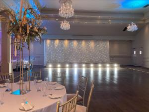 un salón de banquetes con mesas, sillas y lámparas de araña en Abbey Court, en Nenagh