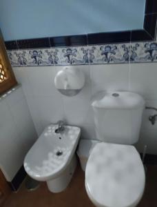 a bathroom with a white toilet and a sink at Apartamento Zahara in Zahara de los Atunes