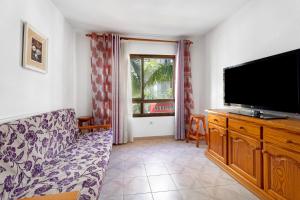 TV a/nebo společenská místnost v ubytování Apto Emeterio Los Cristianos By Paramount Holidays