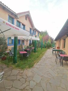 Un restaurante o sitio para comer en ALBERGUE peregrinos CASAFLOR