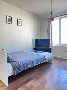 1 dormitorio con cama y ventana grande en CityView Apartment en Tallin