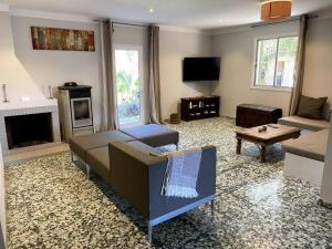 Televízia a/alebo spoločenská miestnosť v ubytovaní Finca Casa Farah + 27 fotografií