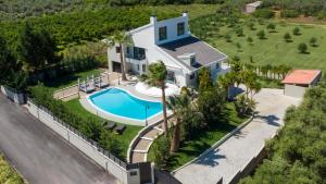 SFakianalíon的住宿－Gregory's luxury villa in Chania-70m2 pool-2000m2 garden and plot，享有带游泳池的房屋的空中景致